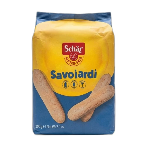 Podłużne bezglutenowe biszkopty Savoiardi Schär wyłożone na jasnym blacie obok filiżanki kawy