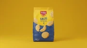 Saltì, słone krakersy z solą morską 175g Schar — opakowanie na tle w kolorze produktu