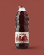 Sok z granatu tłoczony na zimno pasteryzowany 1 l Bagdan — opakowanie na tle w kolorze produktu