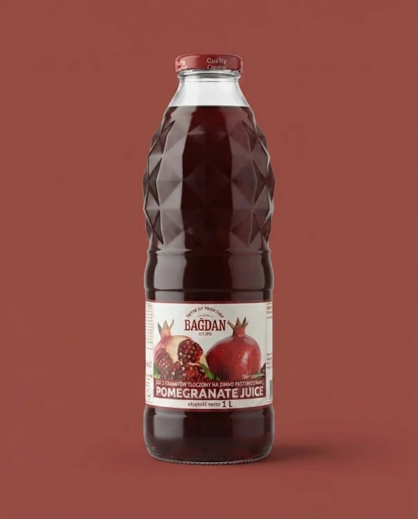 Sok z granatu tłoczony na zimno pasteryzowany 1 l Bagdan — opakowanie na tle w kolorze produktu