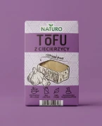 Tofu z ciecierzycy czosnkowe 200g Naturo — opakowanie na tle w kolorze produktu