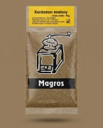 Kardamon mielony 75g Magros — opakowanie na tle w kolorze produktu