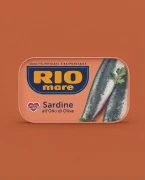 Sardynki w oliwie z oliwek 120g Rio mare — opakowanie na tle w kolorze produktu