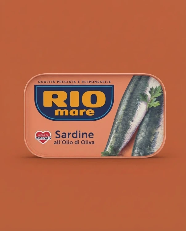Sardynki w oliwie z oliwek 120g Rio mare — opakowanie na tle w kolorze produktu