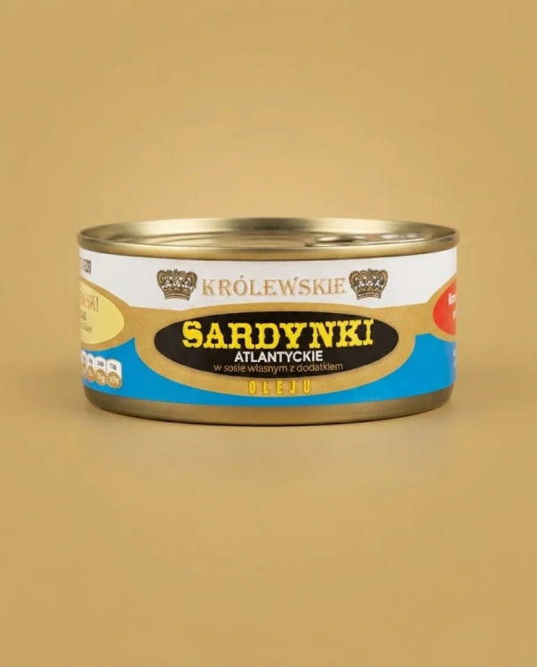 Królewskie sardynki atlantyckie w sosie własnym z dodatkiem Oleju 240g — opakowanie na tle w kolorze produktu