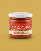 Królewska sardynka w sosie pomidorowym 280 g PETROPAT — opakowanie na tle w kolorze produktu
