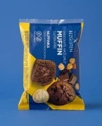Muffinka czekoladowo-orzechowa 60 g — opakowanie na tle w kolorze produktu