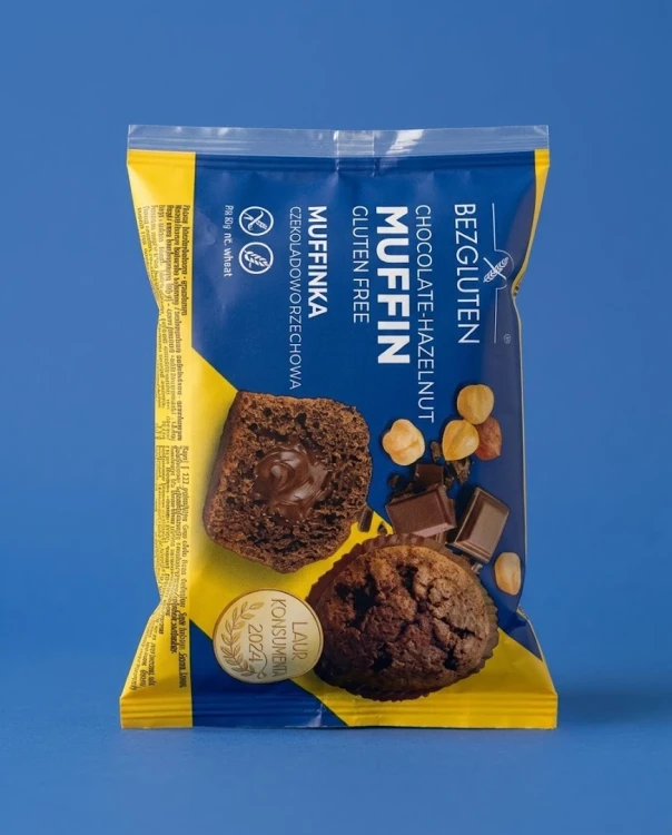 Muffinka czekoladowo-orzechowa 60 g — opakowanie na tle w kolorze produktu