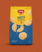 Saltì, słone krakersy z solą morską 175g Schar — opakowanie na tle w kolorze produktu