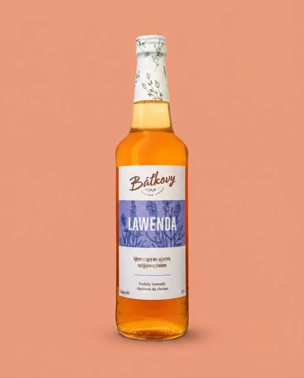 Syrop z lawendy 500 ml Batkovy — opakowanie na tle w kolorze produktu
