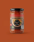 Czerwona pasta curry 115 g — opakowanie na tle w kolorze produktu