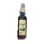 Zbliżenie na etykietę syropu z aronii 500 ml