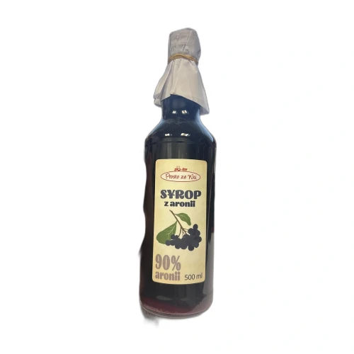 Zbliżenie na etykietę syropu z aronii 500 ml