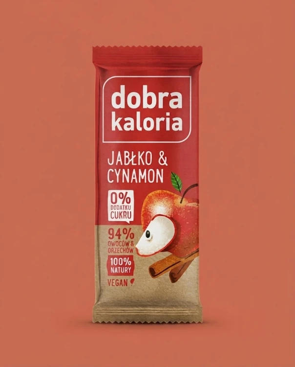 Baton - jabłko & cynamon 35g Dobra Kaloria — opakowanie na tle w kolorze produktu