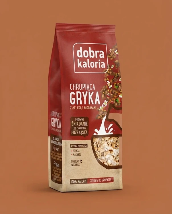 Chrupiąca gryka z melasą i migdałami 100g Dobra Kaloria — opakowanie na tle w kolorze produktu