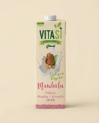 Napój migdałowy BIO 1 l Vitasi — opakowanie na tle w kolorze produktu
