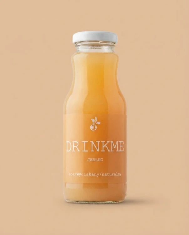 Naturalny jabłkowy sok wyciskany DRINKME 250 ml Sadvit — opakowanie na tle w kolorze produktu