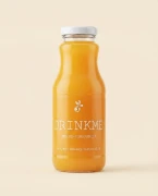 Naturalny sok wyciskany jabłko-pomarańcza DRINKME 250 ml Sadvit — opakowanie na tle w kolorze produktu