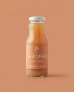 Naturalny sok wyciskany jabłko-rabarbar DRINKME Sadvit — opakowanie na tle w kolorze produktu