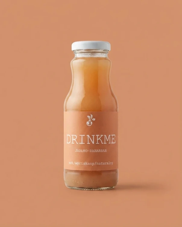 Naturalny sok wyciskany jabłko-rabarbar DRINKME Sadvit — opakowanie na tle w kolorze produktu