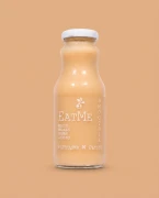 Smoothie kokos. ananas. banan. jabłko EATME 250 ml Sadvit — opakowanie na tle w kolorze produktu