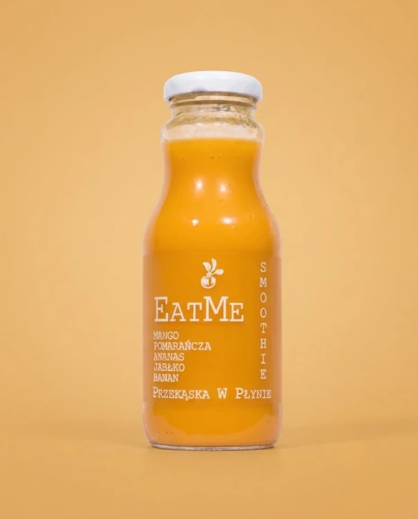 Smoothie mango. pomarańcza. ananas. jabłko. banan  EATME 250 ml Sadvit — opakowanie na tle w kolorze produktu
