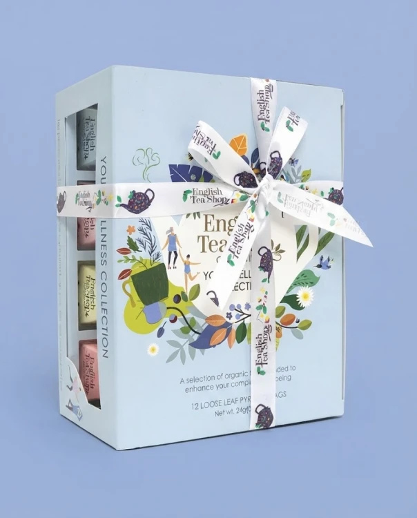 Zestaw herbat ekologicznych w piramidkach Your Wellness Collection English Tea Shop — opakowanie na tle w kolorze produktu