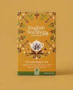 Organiczna herbata czarna cejlońska English Tea Shop — opakowanie na tle w kolorze produktu