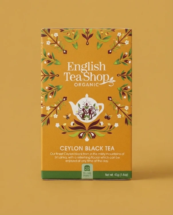 Organiczna herbata czarna cejlońska English Tea Shop — opakowanie na tle w kolorze produktu