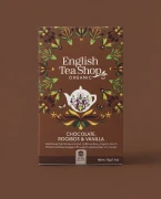 Ekologiczna herbatka ziołowa rooibos z ziarnami kakaowca i laskami wanilii English Tea Shop — opakowanie na tle w kolorze pro