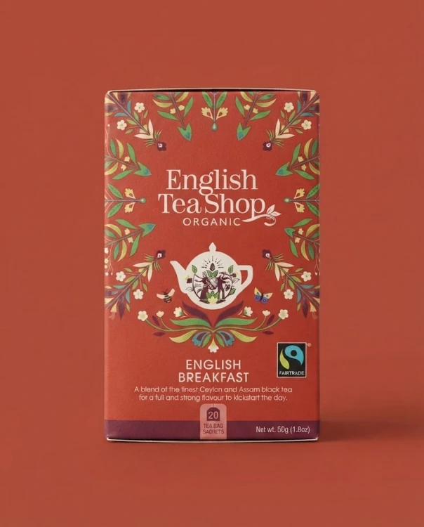 English Breakfast - organiczna herbata czarna cejlońska English Tea Shop — opakowanie na tle w kolorze produktu