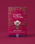 Organiczna herbatka ziołowa z hibiskusa z truskawkami, borówkami i malinami English Tea Shop — opakowanie na tle w kolorze pr