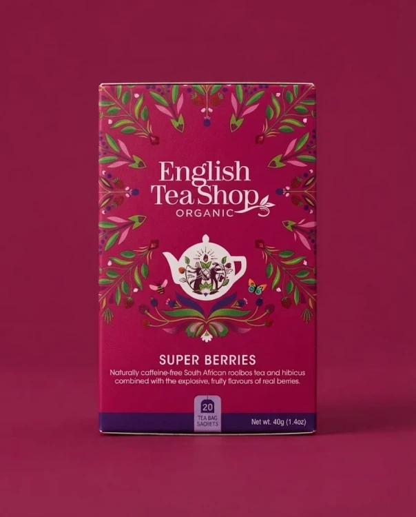 Organiczna herbatka ziołowa z hibiskusa z truskawkami, borówkami i malinami English Tea Shop — opakowanie na tle w kolorze pr