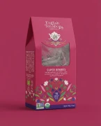 Organiczna herbatka ziołowa z hibiskusa z truskawkami. borówkami i malinami w piramidkach English Tea Shop — opakowanie na tl