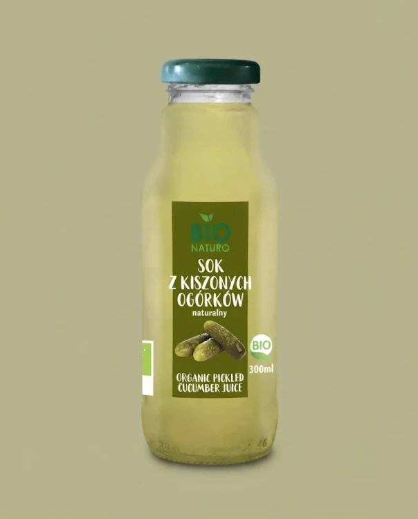 Ekologiczny sok z kiszonych ogórków 300 ml Bio Naturo — opakowanie na tle w kolorze produktu