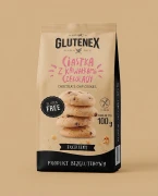 Bezglutenowe ciastka z kawałkami czekolady 100g Glutenex — opakowanie na tle w kolorze produktu