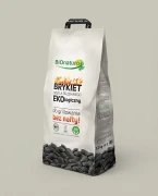 Ekologiczny brykiet węgla drzewnego do grilla 2.2 kg Bio Naturo — opakowanie na tle w kolorze produktu