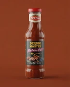 SOS DO BARBECUE - BORÓWKA I CHILI 340g DERONI — opakowanie na tle w kolorze produktu