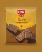Wafel bezglutenowy z orzechami laskowymi w polewie czekoladowej 35 g Schär — opakowanie na tle w kolorze produktu