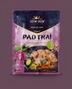 Sos do tajskiego makaronu Pad Thai 80g Sen Soy — opakowanie na tle w kolorze produktu