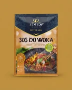 Uniwersalny sos do potraw z woka 80g Sen Soy — opakowanie na tle w kolorze produktu