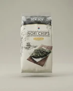 Chipsy Nori - klasyczne Sen Soy — opakowanie na tle w kolorze produktu