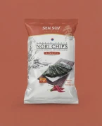 Chipsy Nori - kimchi Sen Soy — opakowanie na tle w kolorze produktu