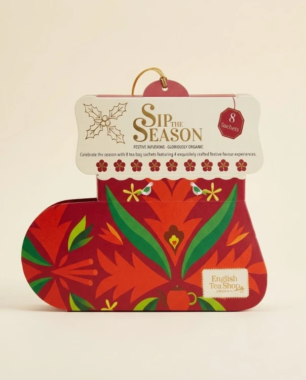 FESTIVE INFUSIONS 12 g ENGLISH TEA SHOP — opakowanie na tle w kolorze produktu